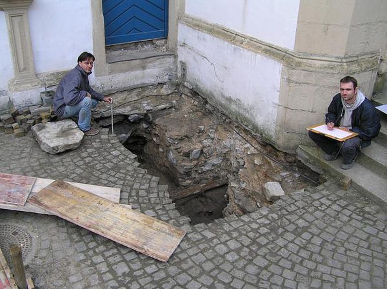 Die Mitarbeiter des Ausgrabungsteams, Thomas Wegener (links) und Oliver Böhm (rechts), vermessen und zeichnen das Treppenturmfundament aus dem 16. Jahrhundert