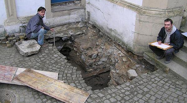 Die Mitarbeiter des Ausgrabungsteams, Thomas Wegener (links) und Oliver Böhm (rechts), vermessen und zeichnen das Treppenturmfundament aus dem 16. Jahrhundert