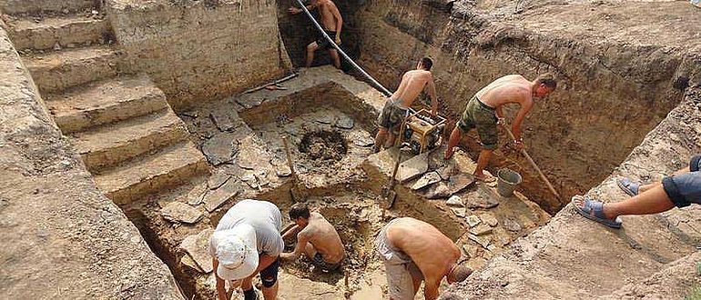 Die Ausgrabungen der zahlreichen Brunnen sind aufwendig und erfordern den Einsatz von Pumpen zur Beseitigung des Grundwassers. (Bild: Olgino/GU)