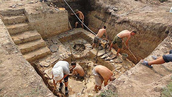 Die Ausgrabungen der zahlreichen Brunnen sind aufwendig und erfordern den Einsatz von Pumpen zur Beseitigung des Grundwassers. (Bild: Olgino/GU)