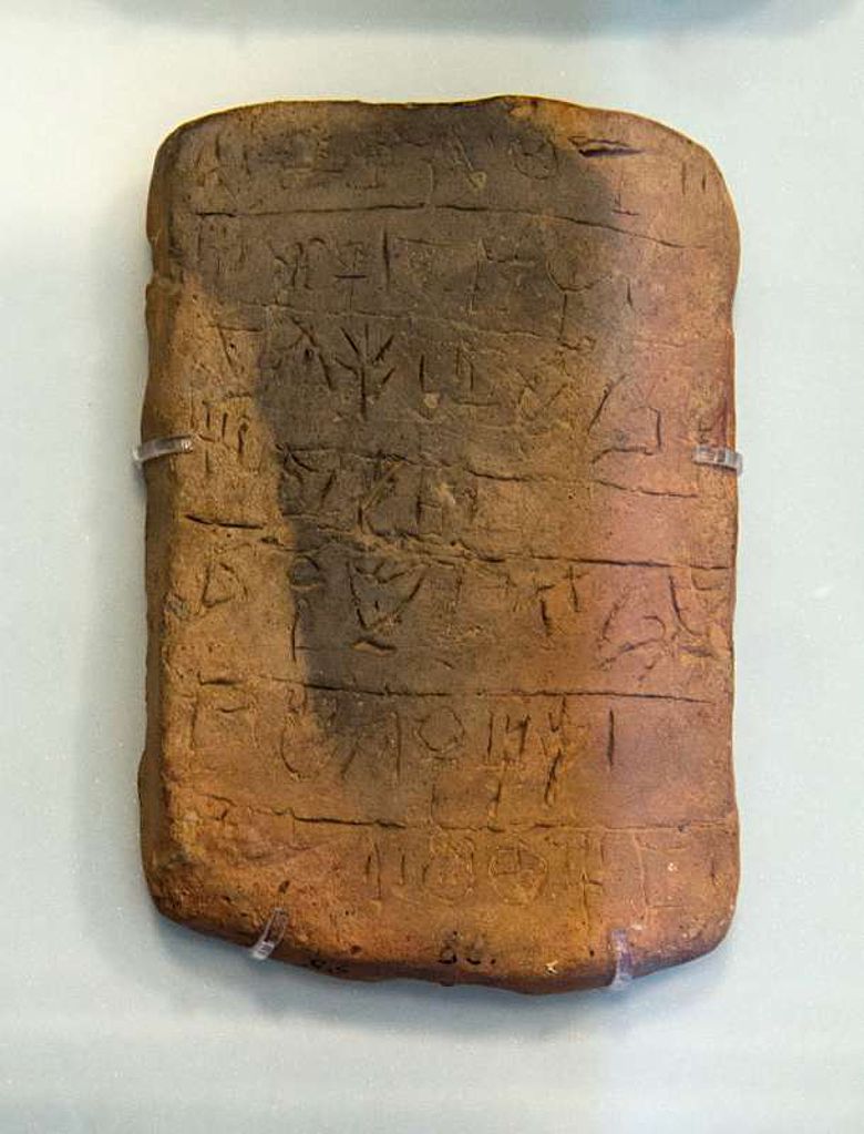 Linear A Inschrift auf einer Tontafel