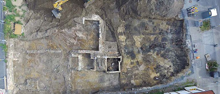 Das Drohnenfoto zeigt die deutliche Befundkonzentration im zur Widumstraße liegenden Grundstücksbereich