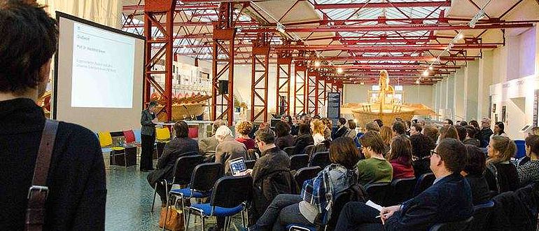 Prof. Dr. Mechthild Dreyer, Vizepräsidentin für Studium und Lehre der JGU, begrüßt die Anwesenden im Museum für Antike Schiffahrt des RGZM