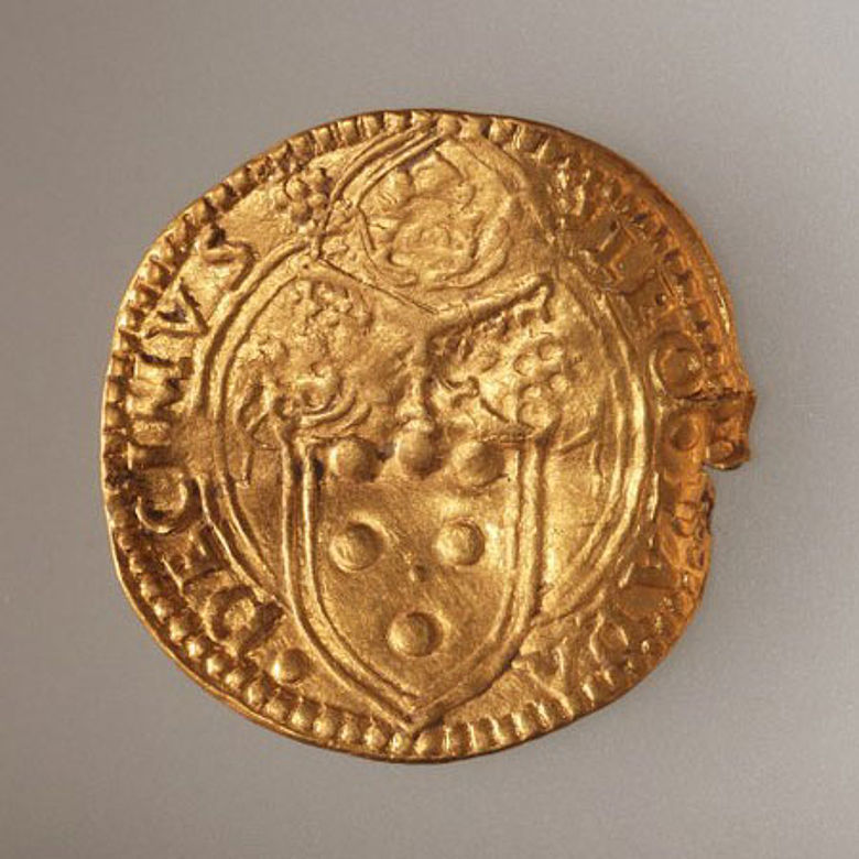 Goldmünze aus Zug: Münzherr Papst Leo X. mit seinem Namen und Wappen. Quelle: Kantonsarchäologie Zug