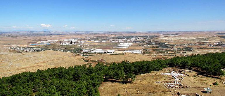 Blick auf den Siedlungshügel der antiken Stadt Doliche