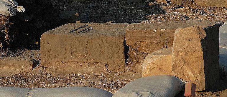 Der Basalt-Tisch, dessen Verzierungen Aufschlüsse über seine genaue Funktion geben sollen. (Bild: Kinneret Regional Project)