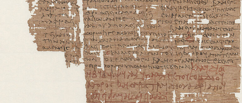 Abschrift eines Prozessprotokolls mit Korrekturen in roter Tinte Abschrift eines Prozessprotokolls mit Korrekturen in roter Tinte