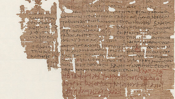 Abschrift eines Prozessprotokolls mit Korrekturen in roter Tinte