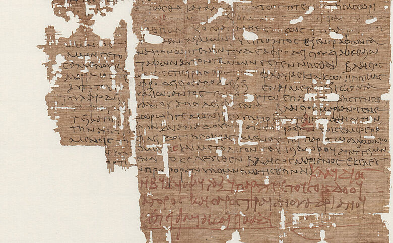 Abschrift eines Prozessprotokolls mit Korrekturen in roter Tinte Abschrift eines Prozessprotokolls mit Korrekturen in roter Tinte