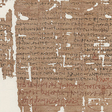 Abschrift eines Prozessprotokolls mit Korrekturen in roter Tinte