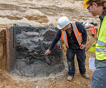 Grabungsleiter Dr. Martin Grünewald und Grabungstechniker Daniel Gansera vom LVR-ABR diskutieren die Verfüllung des römischen Brunnens