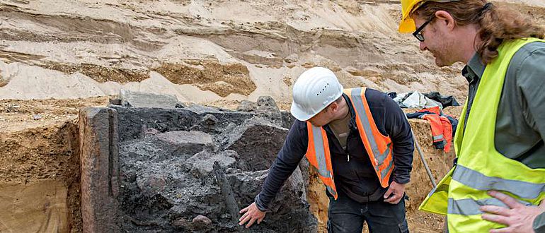 Grabungsleiter Dr. Martin Grünewald und Grabungstechniker Daniel Gansera vom LVR-ABR diskutieren die Verfüllung des römischen Brunnens