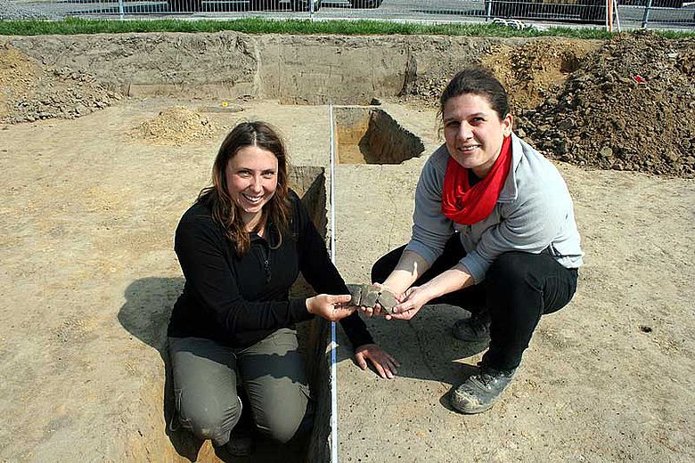 Christiane Kunze (Archaeofirm) und die Kommualarchäologin Ute Bartelt auf dem Grabungsareal in Gehrden (© Hannover Region)