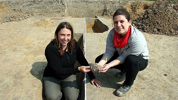 Christiane Kunze (Archaeofirm) und die Kommualarchäologin Ute Bartelt auf dem Grabungsareal in Gehrden (© Hannover Region)