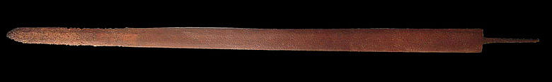 Abb. 2a: Eine spätrömische Reiterspatha aus dem 3./4. Jh. n. Chr.. Die Klinge ist 83 cm lang und 4 cm breit. Zur Klingenspitze hin sind tiefere Korrosionsgruben sichtbar, was auf eine gesonderte Härtung dieses am stärksten beanspruchten Bereichs einer Schwertklinge hinweist. Höher kohlenstoffhaltiger Stahl wird stärker von Korrosion in Mitleidenschaft gezogen als »weichere« Eisenwerkstoffe. Im vorderen Drittel sind mehrere Hiebscharten zu sehen. Klinge: Fundort unbekannt, Verbleib: Privatsammlung. (Foto: Jens Schneider, Gundelfingen) Abb. 2a: Eine spätrömische Reiterspatha aus dem 3./4. Jh. n. Chr.. Die Klinge ist 83 cm lang und 4 cm breit. Zur Klingenspitze hin sind tiefere Korrosionsgruben sichtbar, was auf eine gesonderte Härtung dieses am stärksten beanspruchten Bereichs einer Schwertklinge hinweist. Höher kohlenstoffhaltiger Stahl wird stärker von Korrosion in Mitleidenschaft gezogen als »weichere« Eisenwerkstoffe. Im vorderen Drittel sind mehrere Hiebscharten zu sehen. Klinge: Fundort unbekannt, Verbleib: Privatsammlung. (Foto: Jens Schneider, Gundelfingen)