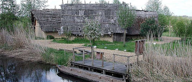 Rekonstruierte Häuser im Federseemuseum in Bad Buchau