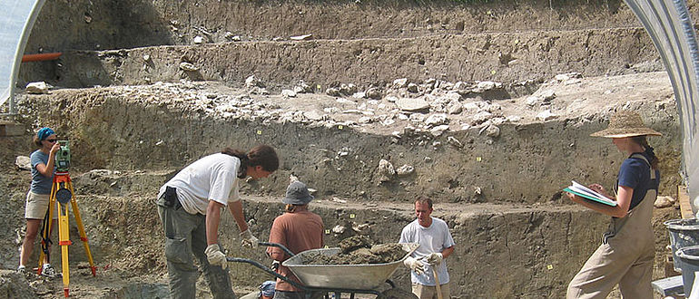 Ausgrabungsarbeiten im Bereich des Befestigungsgrabens der Heuneburg (Kreis Sigmaringen). Foto: LAD Baden-Württemberg Ausgrabung Heuneburg