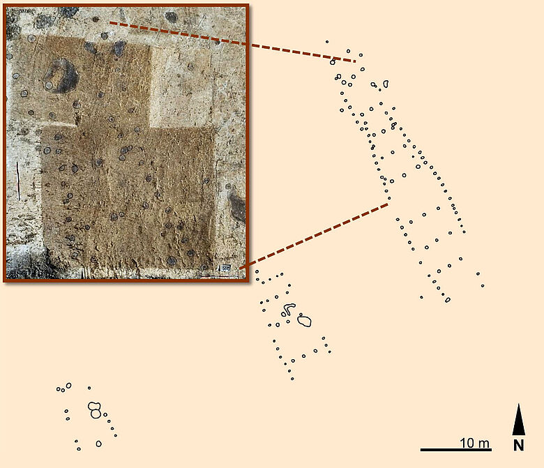 Neolithische Hausgrundrisse (Grabungsplan) Neolithische Hausgrundrisse (Grabungsplan)