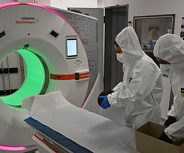 Schädel Ottos des Großen wird im Computertomographen untersucht