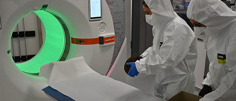 Schädel Ottos des Großen wird im Computertomographen untersucht