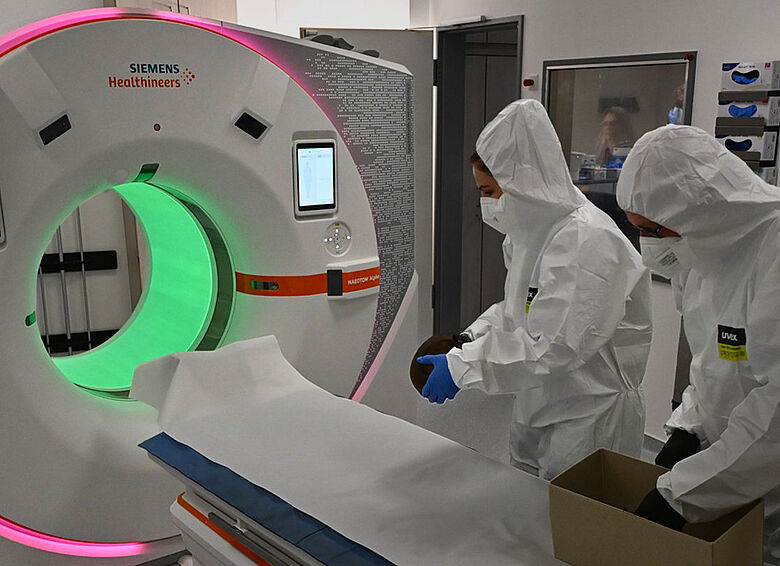 Schädel Ottos des Großen wird im Computertomographen untersucht Schädel Ottos des Großen wird im Computertomographen untersucht