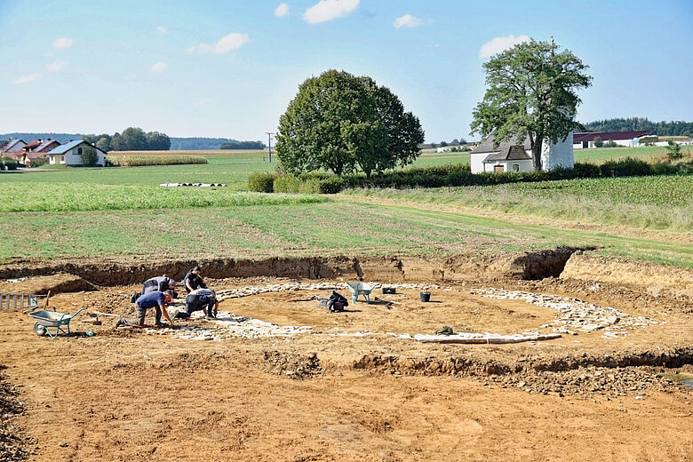 Ausgrabung des Steinkreises von Wolkertshofen