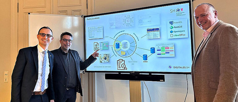 Minister Schrödter (v.l.) traf in Schleswig Eicke Siegloff, Archäologe und Projektleiter von daD.SH und Dr. Ulf Ickerodt, Leiter des Archäologischen Landesamtes Schleswig-Holstein. Foto: ALSH