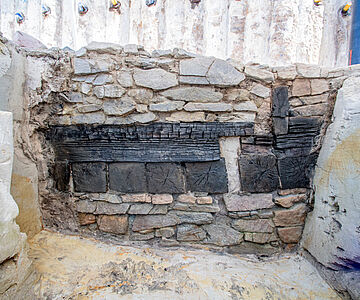 Mauer mit Holzlagen im archäologischen Befund