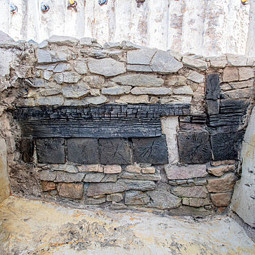Mauer mit Holzlagen im archäologischen Befund
