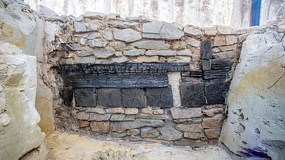 Mauer mit Holzlagen im archäologischen Befund Mauer mit Holzlagen im archäologischen Befund