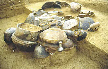 Jüngstbronzezeitliches Brandgrab mit reicher Gefäßausstattung. Foto: Landesamt für Archäologie Sachsen Jüngstbronzezeitliches Brandgrab mit reicher Gefäßausstattung. Foto: Landesamt für Archäologie Sachsen