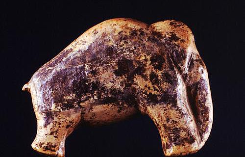 Die erste vollständige Elfenbeinfigur von der Schwäbischen Alb stellt ein Mammut dar