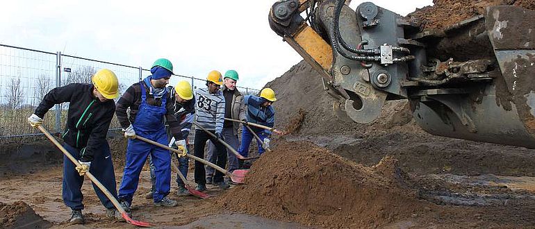Abtrag des Mutterbodens mit vereinten Kräften
