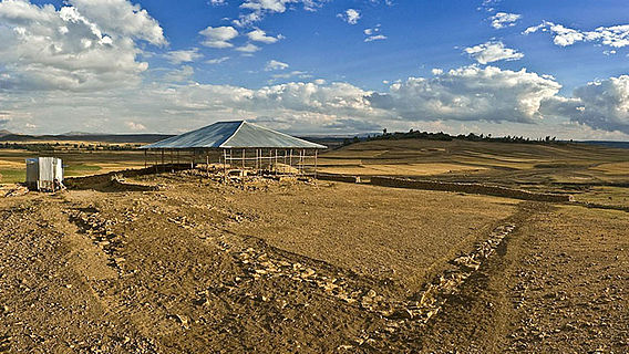 Grabungsgelände mit Schutzbau über dem Almaqah-Heiligtum