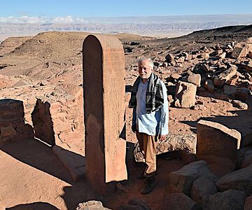 Prof. Dr. Ludwig Morenz an einer für den Tempelkomplex von Serabit el Chadim typischen, auf vier Seiten hieroglyphisch beschrifteten Stele