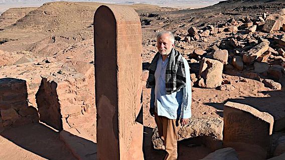 Prof. Dr. Ludwig Morenz an einer für den Tempelkomplex von Serabit el Chadim typischen, auf vier Seiten hieroglyphisch beschrifteten Stele