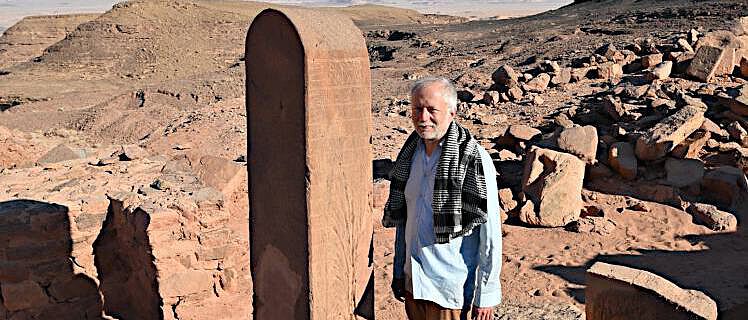 Prof. Dr. Ludwig Morenz an einer für den Tempelkomplex von Serabit el Chadim typischen, auf vier Seiten hieroglyphisch beschrifteten Stele