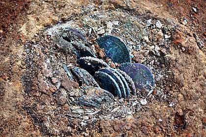 Der Münzfund von Borna kurz nach der Entdeckung (Landesamt für Archäologie Sachsen)