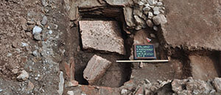 Das vermutlich frühchristliche Taufbecken mit Steinplatte in Terlan (© Provinz Bozen)