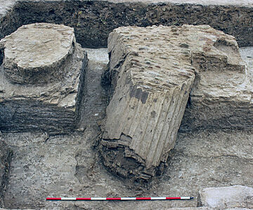 Säulen des Palastes in Alexandria am Tigris