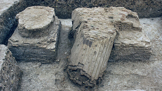 Säulen des Palastes in Alexandria am Tigris