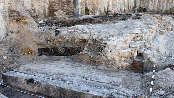 Schnitt durch das eisenzeitliche Bauwerk Schnitt durch das eisenzeitliche Bauwerk