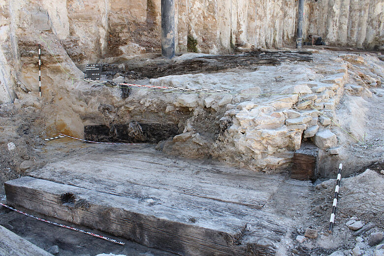 Schnitt durch das eisenzeitliche Bauwerk Schnitt durch das eisenzeitliche Bauwerk