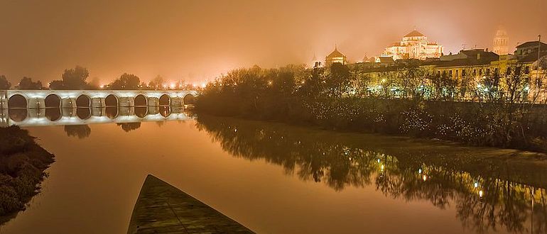 Córdoba, Spanien: links die römische Brücke aus dem 1. Jh. und rechts die Moschee und heutige Kathedrale aus dem 8. Jh.