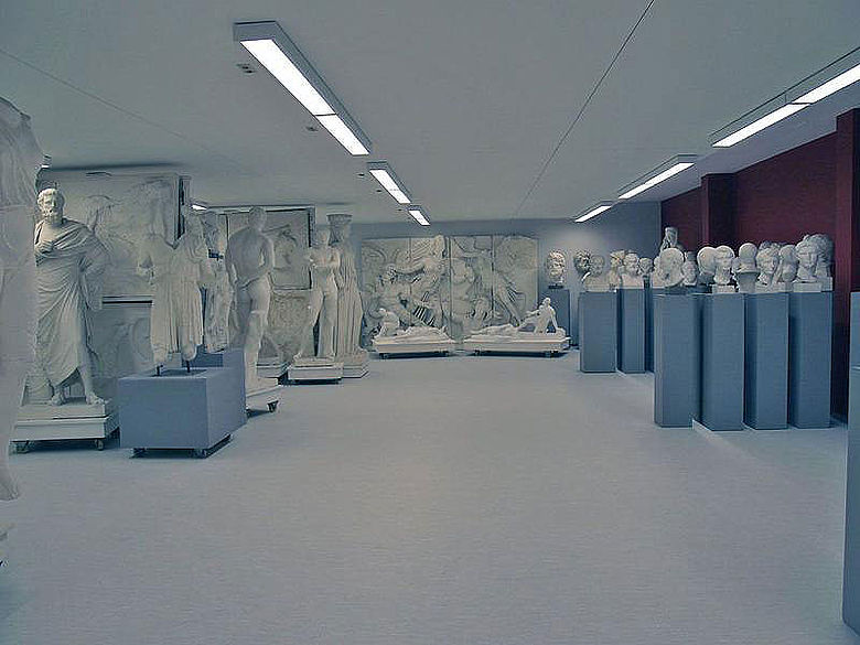 Blick in den Hauptraum mit dem Fries des Pergamonaltars im Hintergrund (Foto: Angelika Schurzig, Institut für Klassische Archäologie, Mainz)