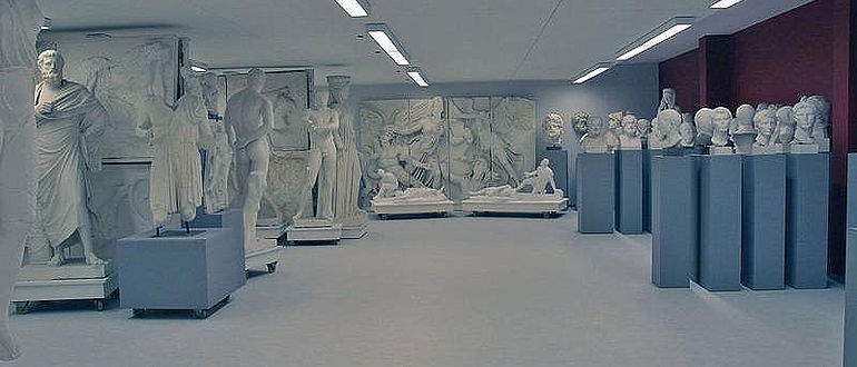 Blick in den Hauptraum mit dem Fries des Pergamonaltars im Hintergrund (Foto: Angelika Schurzig, Institut für Klassische Archäologie, Mainz)