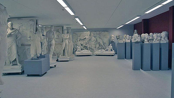 Blick in den Hauptraum mit dem Fries des Pergamonaltars im Hintergrund (Foto: Angelika Schurzig, Institut für Klassische Archäologie, Mainz)