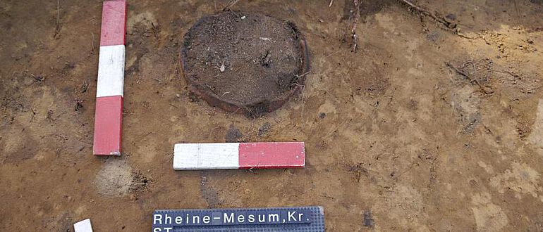 Eine der entdeckten Urnen vor der Blockbergung in Rheine-Mesum