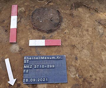 Eine der entdeckten Urnen vor der Blockbergung in Rheine-Mesum