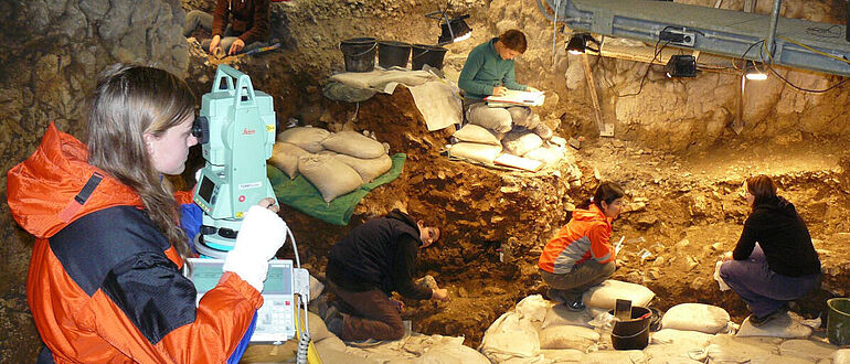 Ausgrabung in der Höhle »Hohle Fels«